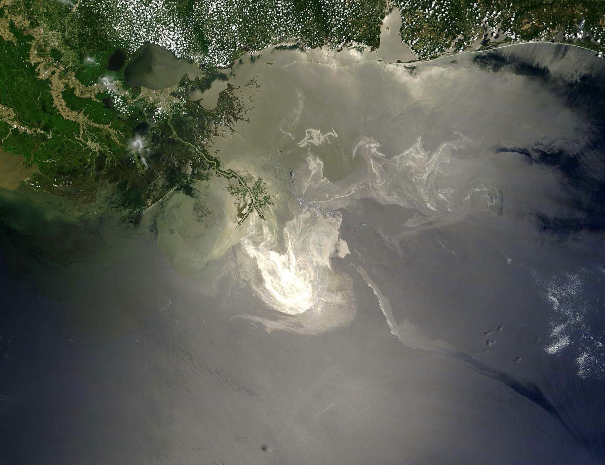 De vrijgekomen olie in de Golf van Mexico gezien vanuit de ruimte.