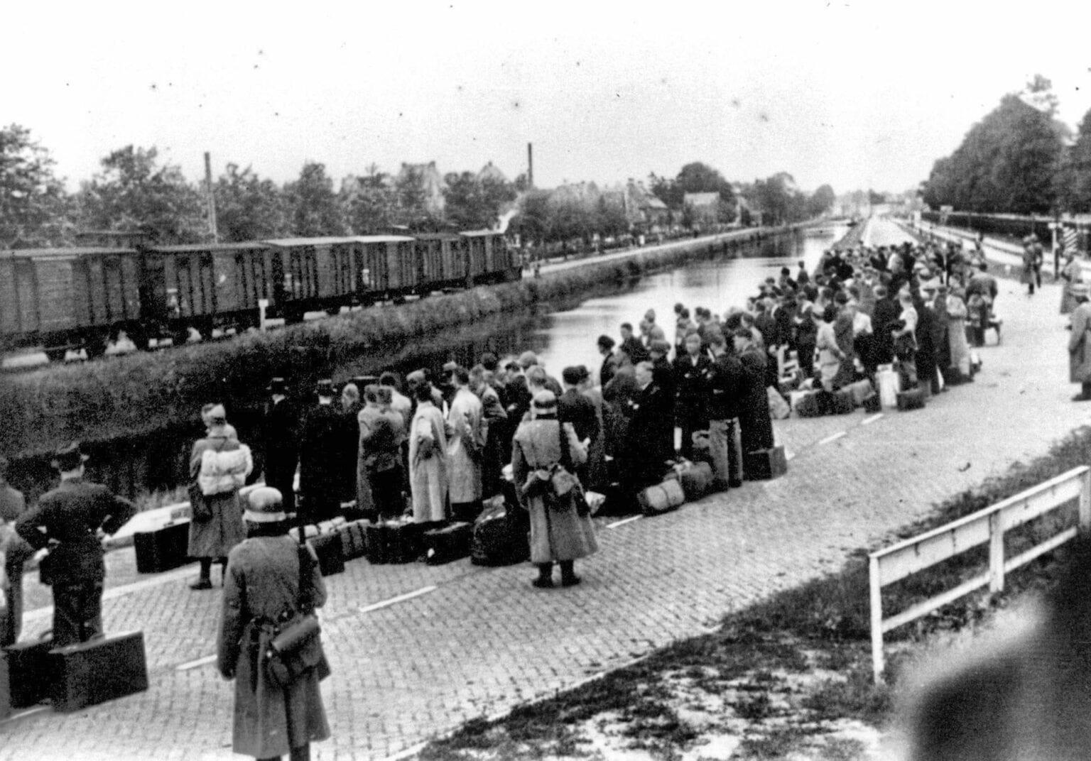 Gedemobiliseerde Nederlandse militairen werden in krijgsgevangenschap afgevoerd naar Duitsland om te werken.